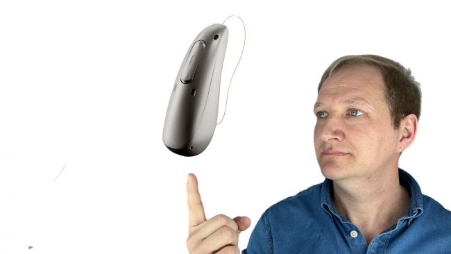 Man balanciert Phonak Audéo Sphere Infinio RIC auf Finger