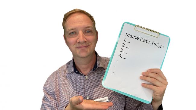 Man mit Tabelle mit Ratschlägen vor dem Hörgerätekauf