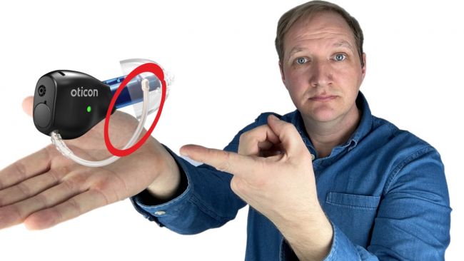 Oticon Zeal Hörgerät im Preview mit Hörakustiker Maximilian Bauer