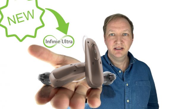 Man hält Phonak AudeonInfinion Sphere Ultra in der Hand