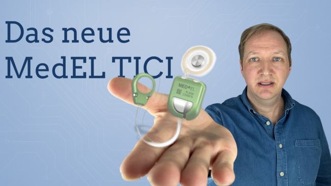 Maximilian Bauer hält das neue MedEL TICI Unico in der Hand