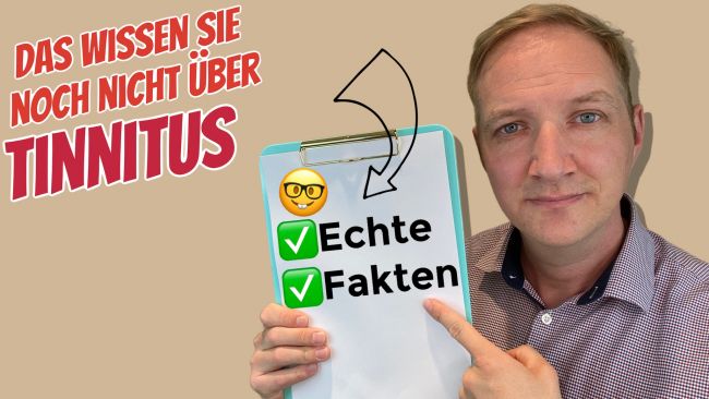 Symbolbild mit Maximilian Bauer wie er ein Klemmbrett mit Fakten über Tinnitus in der Hand hält