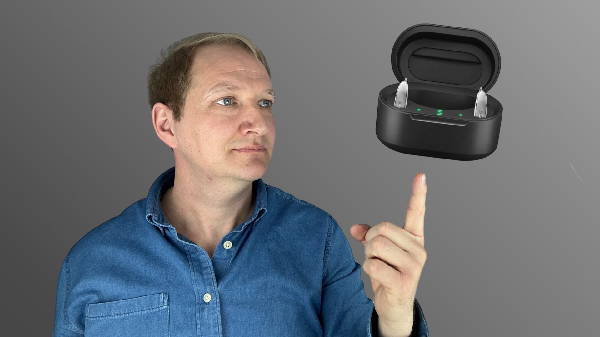 Maximilian Bauer mit einem schwebenden Starkey Omega AI+ über seinem Finger