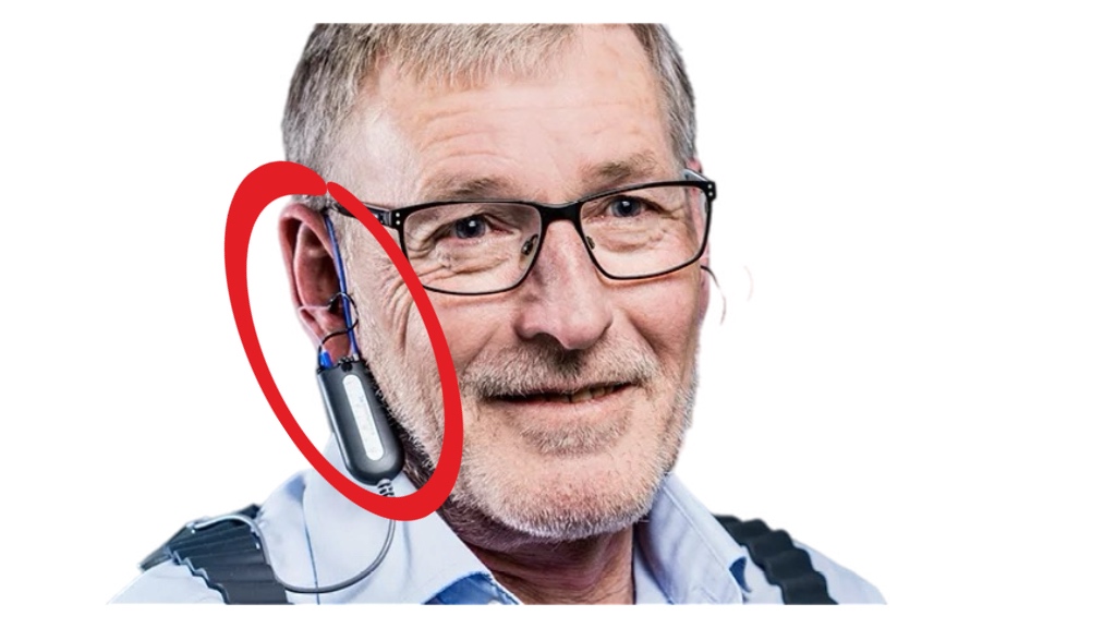 Kunde mit REM Sonde am Ohr