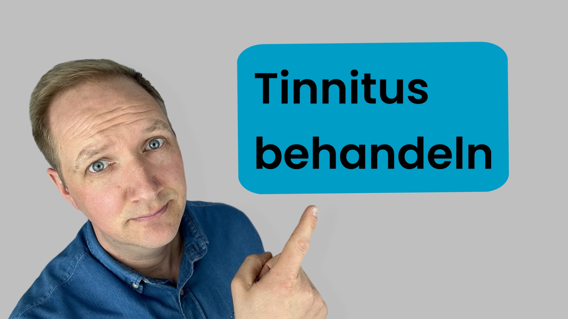 Ein Mann zeigt auf ein Zeichen mit der Aufschrift Tinnitus behandeln